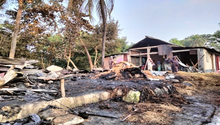 শান্তিগঞ্জে অগ্নিকান্ডে ৫ পরিবার নিঃস্ব শান্তিগঞ্জে অগ্নিকান্ডে ৫ পরিবার নিঃস্ব