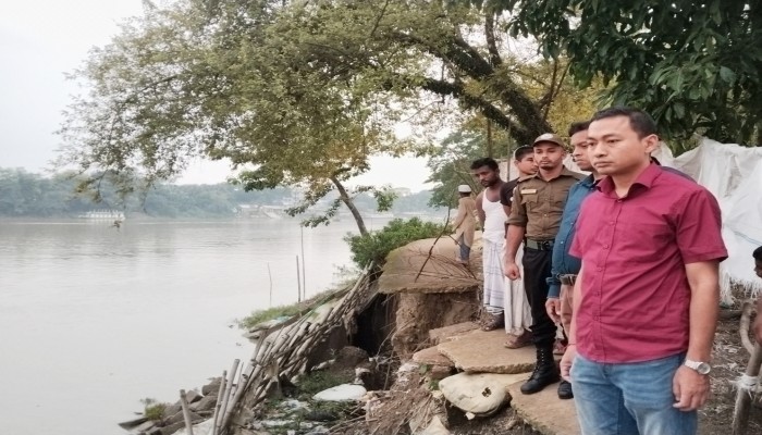 নদী ভাঙন কবলিত এলাকা পরিদর্শনে ইউএনও নদী ভাঙন কবলিত এলাকা পরিদর্শনে ইউএনও