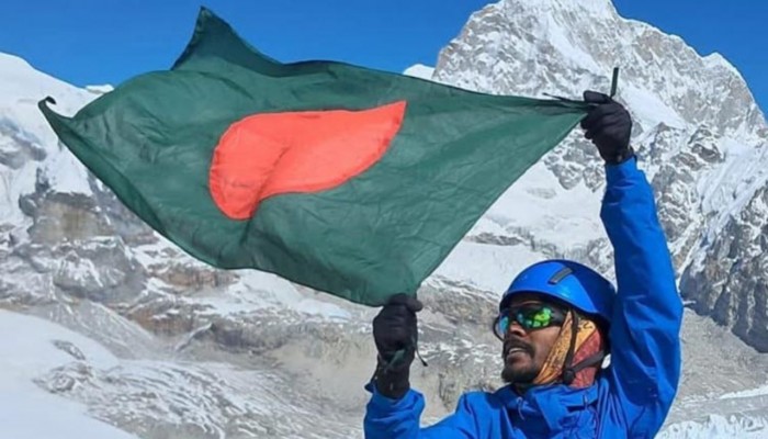 বিশ্বরেকর্ড গড়ে এভারেস্ট জয় করলেন শাকিল বিশ্বরেকর্ড গড়ে এভারেস্ট জয় করলেন শাকিল