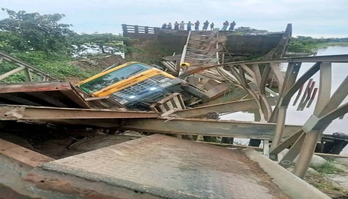 ট্রাকসহ ভেঙে পড়ল বেইলি সেতু, বন্ধ যোগাযোগ ট্রাকসহ ভেঙে পড়ল বেইলি সেতু, বন্ধ যোগাযোগ