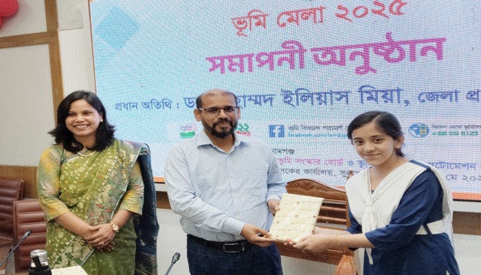 কুইজ প্রতিযোগিতায় বিজয়ীদের মাঝে পুরস্কার বিতরণ কুইজ প্রতিযোগিতায় বিজয়ীদের মাঝে পুরস্কার বিতরণ