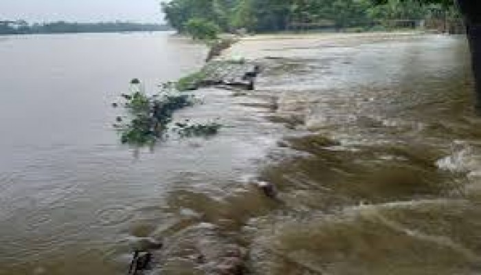 ভারী বর্ষণ ও ঢলে বাড়ছে নদ-নদীর পানি, বড় বন্যার আশঙ্কা নেই ভারী বর্ষণ ও ঢলে বাড়ছে নদ-নদীর পানি, বড় বন্যার আশঙ্কা নেই