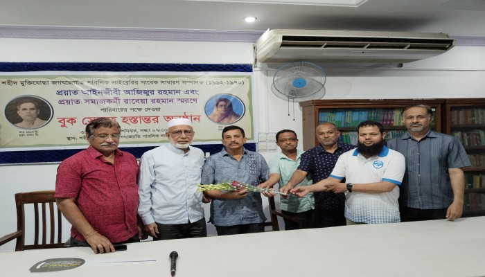 পাবলিক লাইব্রেরিতে বুক সেলফ হস্তান্তর পাবলিক লাইব্রেরিতে বুক সেলফ হস্তান্তর