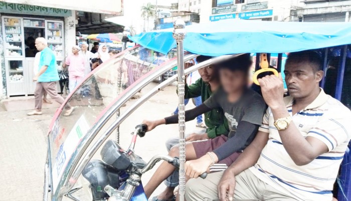 অদক্ষ ও অপ্রাপ্তবয়স্ক চালকদের দৌরাত্ম্যে বাড়ছে দুর্ঘটনা অদক্ষ ও অপ্রাপ্তবয়স্ক চালকদের দৌরাত্ম্যে বাড়ছে দুর্ঘটনা