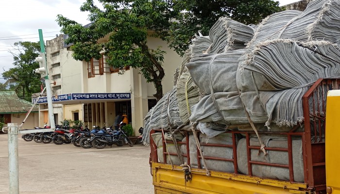 গভীর রাতে আটক পাউবো’র জিও ব্যাগ ভর্তি ট্রাক গভীর রাতে আটক পাউবো’র জিও ব্যাগ ভর্তি ট্রাক