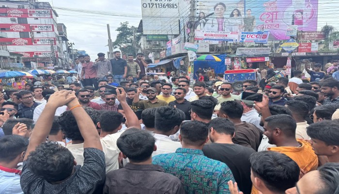 ‘গুপ্ত সংগঠনের মব’-এর বিরুদ্ধে ছাত্রদলের বিক্ষোভ ‘গুপ্ত সংগঠনের মব’-এর বিরুদ্ধে ছাত্রদলের বিক্ষোভ