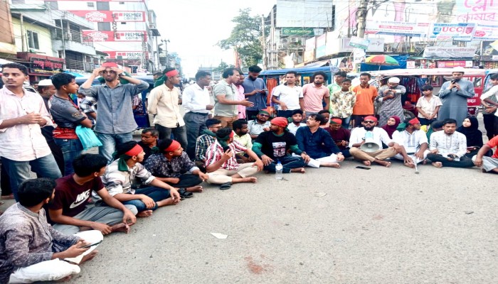 এনসিপি’র সমাবেশে হামলার প্রতিবাদে সড়ক অবরোধ এনসিপি’র সমাবেশে হামলার প্রতিবাদে সড়ক অবরোধ