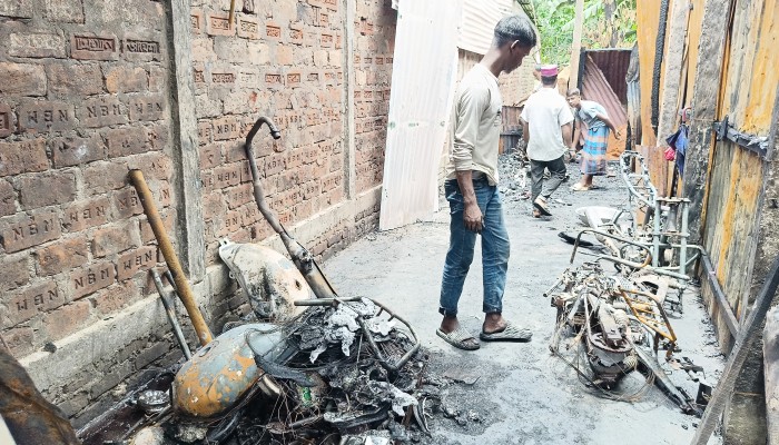 তাহিরপুরে অগ্নিকান্ডে তিনটি দোকান পুড়ে ছাই তাহিরপুরে অগ্নিকান্ডে তিনটি দোকান পুড়ে ছাই