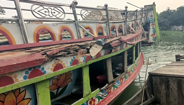 টাঙ্গুয়ার হাওরে পর্যটকবাহী নৌকায় হাউসবোটের ধাক্কা, আহত ১০ টাঙ্গুয়ার হাওরে পর্যটকবাহী নৌকায় হাউসবোটের ধাক্কা, আহত ১০