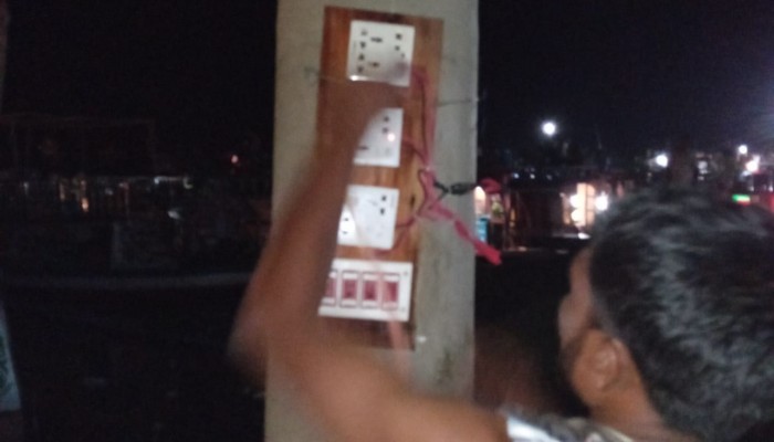 হাউসবোটে বিদ্যুতের চোরাই জোগান! হাউসবোটে বিদ্যুতের চোরাই জোগান!