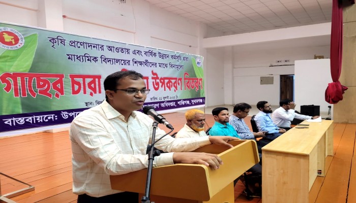 শান্তিগঞ্জে গাছের চারা ও শিক্ষা উপকরণ বিতরণ শান্তিগঞ্জে গাছের চারা ও শিক্ষা উপকরণ বিতরণ