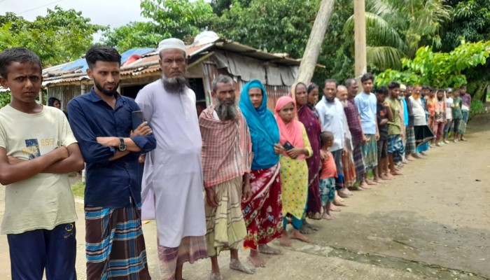 নুরুল্লা গ্রামে ৩ জনের ওপর হামলার প্রতিবাদে মানববন্ধন নুরুল্লা গ্রামে ৩ জনের ওপর হামলার প্রতিবাদে মানববন্ধন