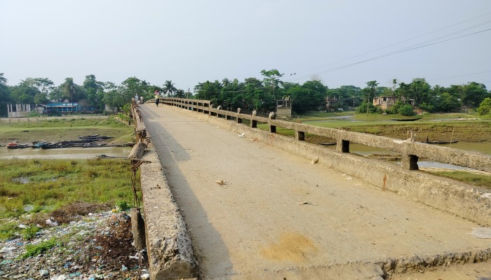 ভাঙা রেলিং, সরু পথ, দোয়ারাবাজার-শরীফপুর সেতু যেন প্রতিদিনের আতঙ্ক ভাঙা রেলিং, সরু পথ, দোয়ারাবাজার-শরীফপুর সেতু যেন প্রতিদিনের আতঙ্ক