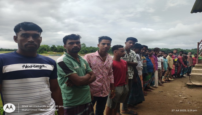 চেলা নদীতে ড্রেজার দিয়ে বালু উত্তোলন বন্ধের দাবি চেলা নদীতে ড্রেজার দিয়ে বালু উত্তোলন বন্ধের দাবি