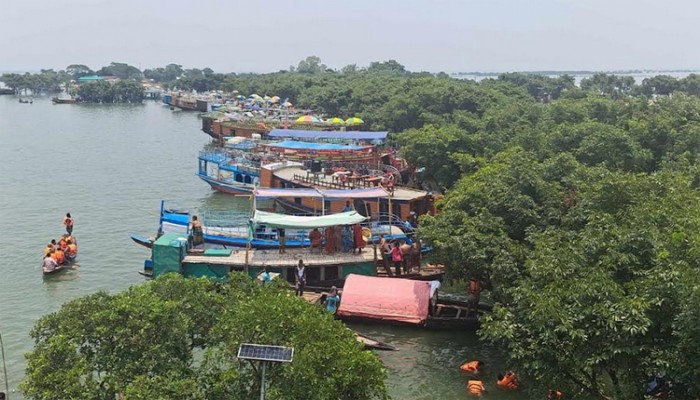 টাঙ্গুয়ার হাওরে ১২টি হাউসবোটকে দুই লক্ষাধিক টাকা জরিমানা টাঙ্গুয়ার হাওরে ১২টি হাউসবোটকে দুই লক্ষাধিক টাকা জরিমানা