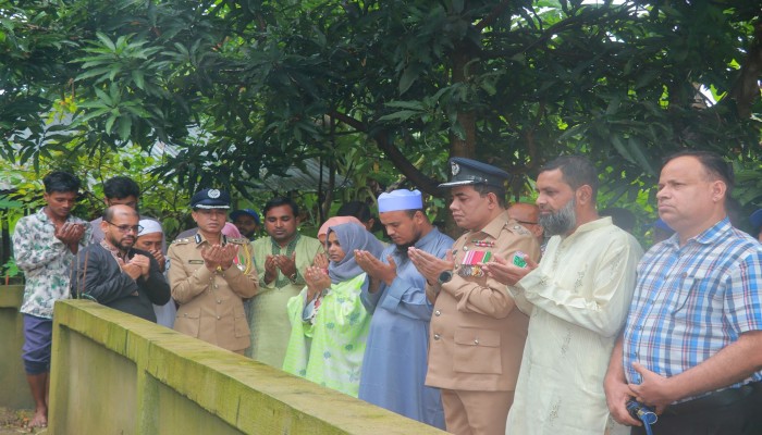 শহীদ সোহাগের কবরে জেলা প্রশাসকের শ্রদ্ধা নিবেদন শহীদ সোহাগের কবরে জেলা প্রশাসকের শ্রদ্ধা নিবেদন