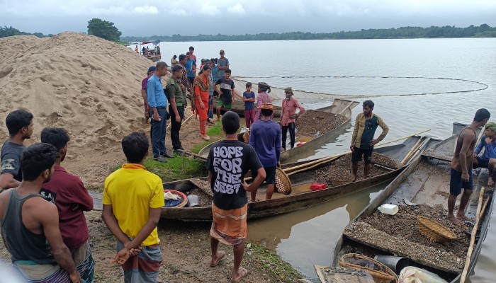 অবৈধভাবে উত্তোলিত পাথর ফেলা দেয়া হল নদীতে অবৈধভাবে উত্তোলিত পাথর ফেলা দেয়া হল নদীতে