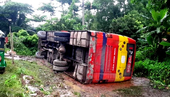 জগন্নাথপুরে যাত্রীবাহী বাস খাদে পড়ে আহত ৮ জগন্নাথপুরে যাত্রীবাহী বাস খাদে পড়ে আহত ৮