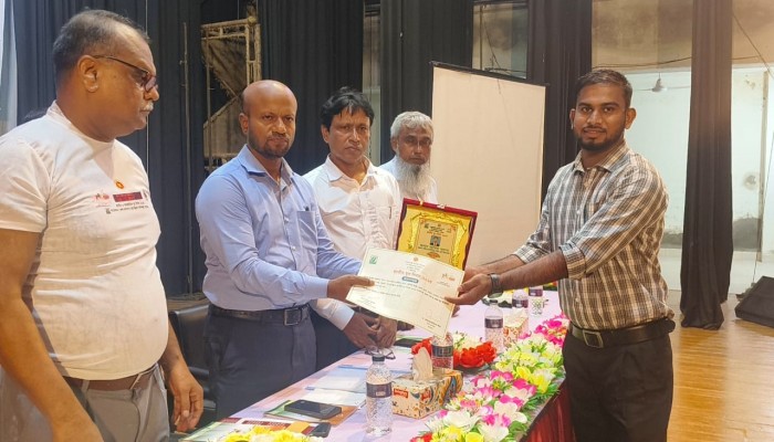 জেলায় শ্রেষ্ঠ সফল যুব উদ্যোক্তা আরিফ বাদশা জেলায় শ্রেষ্ঠ সফল যুব উদ্যোক্তা আরিফ বাদশা