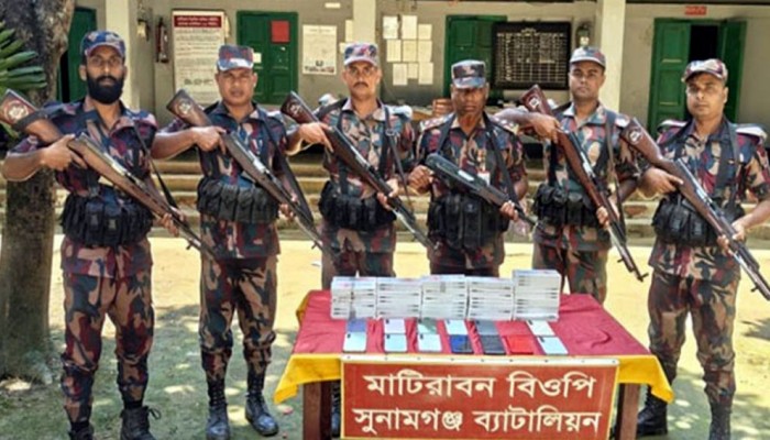 সীমান্তে ১৭ লাখ টাকার ভারতীয় স্মার্টফোন জব্দ সীমান্তে ১৭ লাখ টাকার ভারতীয় স্মার্টফোন জব্দ