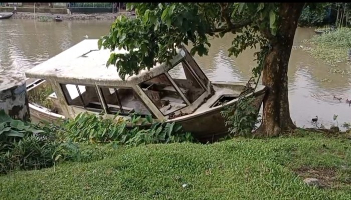 চারটি নৌ-অ্যাম্বুলেন্স অকেজো একদিনও সেবা পায়নি চার উপজেলার মানুষ চারটি নৌ-অ্যাম্বুলেন্স অকেজো একদিনও সেবা পায়নি চার উপজেলার মানুষ