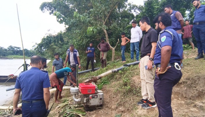 প্রশাসনের অভিযানে ৩টি ড্রেজার জব্দ, আটক ১ প্রশাসনের অভিযানে ৩টি ড্রেজার জব্দ, আটক ১