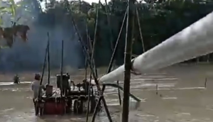 নিষেধাজ্ঞা অমান্য করে খাসিয়ামারা নদীতে চলছে ড্রেজার নিষেধাজ্ঞা অমান্য করে খাসিয়ামারা নদীতে চলছে ড্রেজার