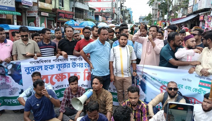 ভিপি নুরের ওপর হামলার প্রতিবাদে বিক্ষোভ ভিপি নুরের ওপর হামলার প্রতিবাদে বিক্ষোভ