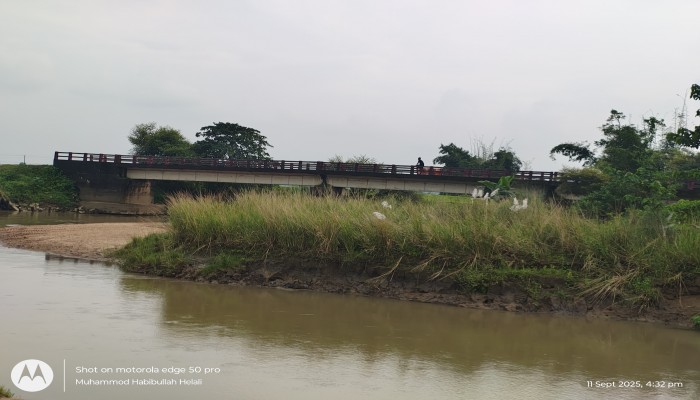 দোয়ারাবাজারের মৌলা নদীতে চর সৃষ্টিতে পানি প্রবাহ বিঘ্নিত, হুমকির মুখে সেতু, বসতবাড়ি দোয়ারাবাজারের মৌলা নদীতে চর সৃষ্টিতে পানি প্রবাহ বিঘ্নিত, হুমকির মুখে সেতু, বসতবাড়ি