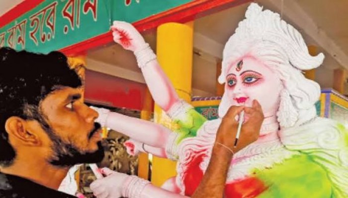 মন্ডপে দেবী দুর্গাকে বরণের প্রস্তুতি মন্ডপে দেবী দুর্গাকে বরণের প্রস্তুতি