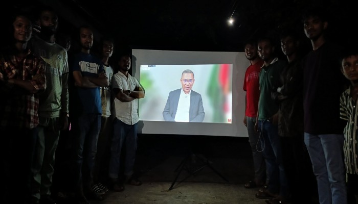 প্রজেক্টরে তারেক রহমানের সাক্ষাৎকার প্রদর্শন প্রজেক্টরে তারেক রহমানের সাক্ষাৎকার প্রদর্শন