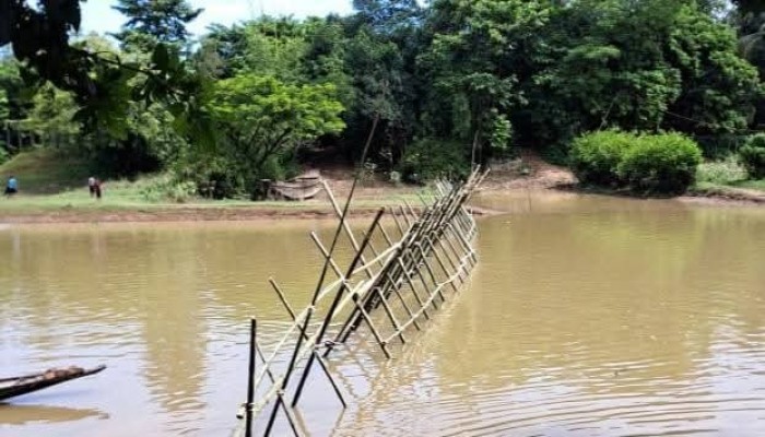 দোয়ারাবাজারের চিলাই নদীর বালু লুট ঠেকাতে বাঁশের ব্যারিকেড দোয়ারাবাজারের চিলাই নদীর বালু লুট ঠেকাতে বাঁশের ব্যারিকেড