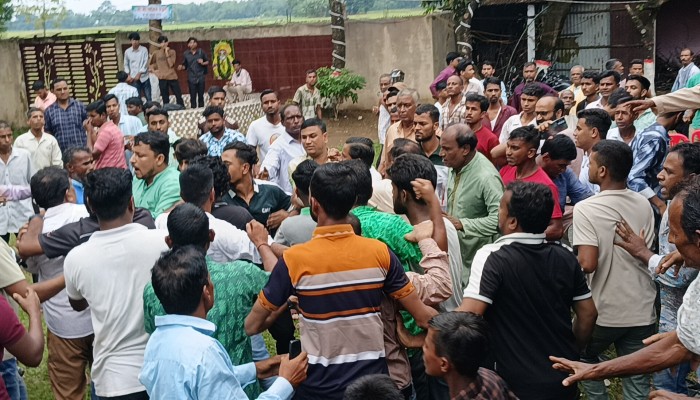 অদ্বৈত জন্মধাম পরিচালনা কমিটি গঠন নিয়ে দু’পক্ষের হাতাহাতি অদ্বৈত জন্মধাম পরিচালনা কমিটি গঠন নিয়ে দু’পক্ষের হাতাহাতি