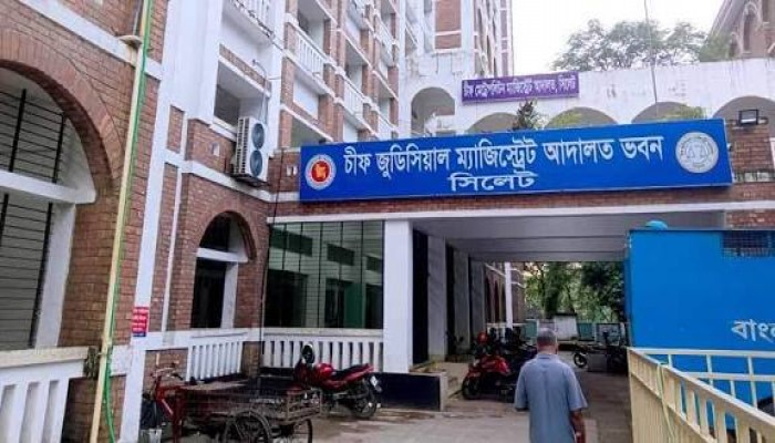 সিলেটে আদালত প্রাঙ্গণে সাংবাদিকের ওপর আসামির হামলা সিলেটে আদালত প্রাঙ্গণে সাংবাদিকের ওপর আসামির হামলা