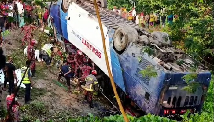আনন্দযাত্রা মলিন-সড়ক দুর্ঘটনায় মা-মেয়ে নিহত  আনন্দযাত্রা মলিন-সড়ক দুর্ঘটনায় মা-মেয়ে নিহত 