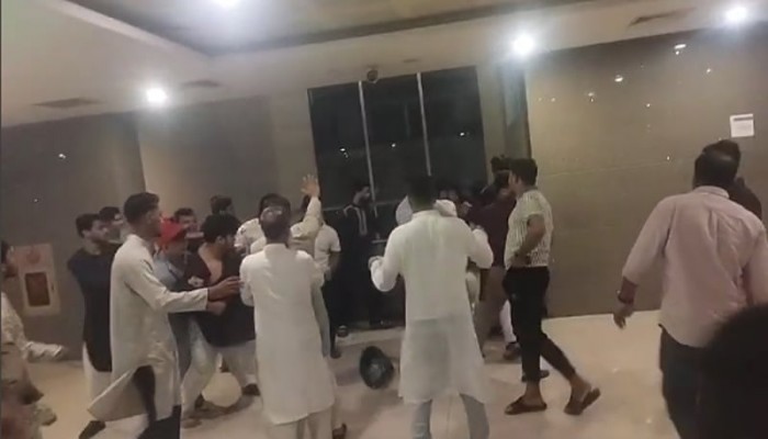 শাহবাগে এনসিপি’র দুই গ্রুপের সংঘর্ষ শাহবাগে এনসিপি’র দুই গ্রুপের সংঘর্ষ