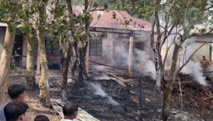মধ্যনগরে আ.লীগ কার্যালয় ও জেলা পরিষদের ডাক বাংলোতে অগ্নিকান্ড মধ্যনগরে আ.লীগ কার্যালয় ও জেলা পরিষদের ডাক বাংলোতে অগ্নিকান্ড