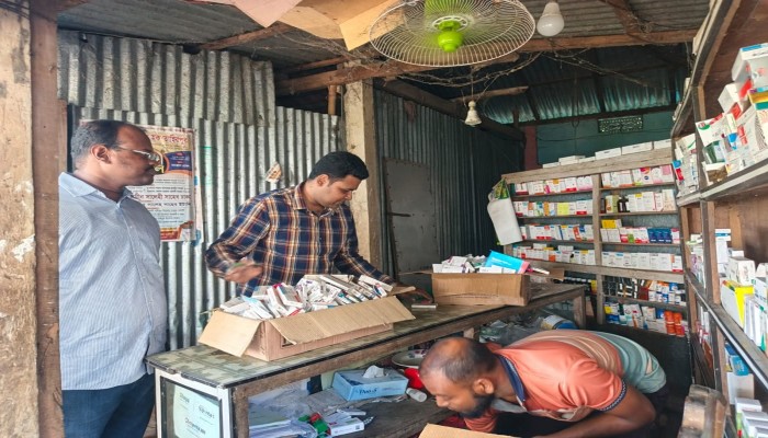 তাহিরপুরে ৬ ফার্মেসিকে জরিমানা ফিজিশিয়ান স্যাম্পল ও মেয়াদোত্তীর্ণ ওষুধ জব্দ তাহিরপুরে ৬ ফার্মেসিকে জরিমানা ফিজিশিয়ান স্যাম্পল ও মেয়াদোত্তীর্ণ ওষুধ জব্দ