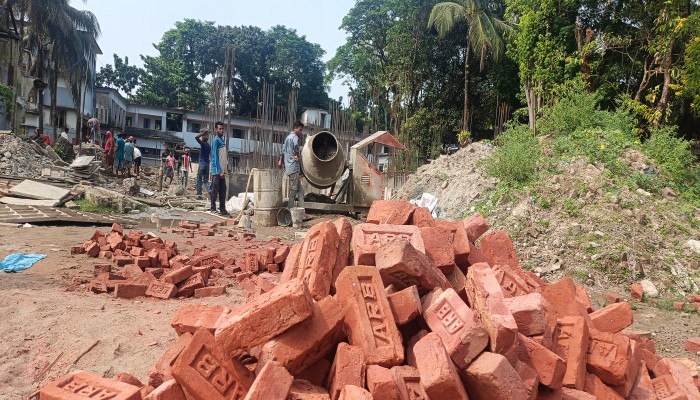 নিম্নমানের ইট দিয়ে নির্মাণকাজ,ভবনের দেয়াল ভেঙে দিতে জেলা প্রশাসকের নির্দেশ নিম্নমানের ইট দিয়ে নির্মাণকাজ,ভবনের দেয়াল ভেঙে দিতে জেলা প্রশাসকের নির্দেশ