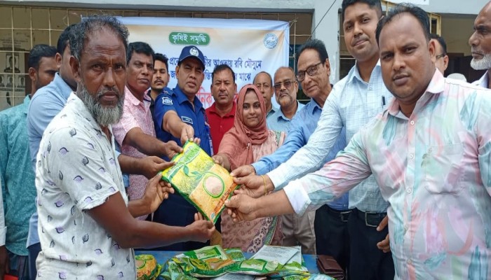 জামালগঞ্জে কৃষকদের মাঝে সার ও বীজ বিতরণ জামালগঞ্জে কৃষকদের মাঝে সার ও বীজ বিতরণ