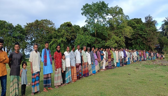 শান্তিগঞ্জে কবরস্থানের জায়গা দখলের অভিযোগ, প্রতিবাদে গ্রামবাসীর মানববন্ধন