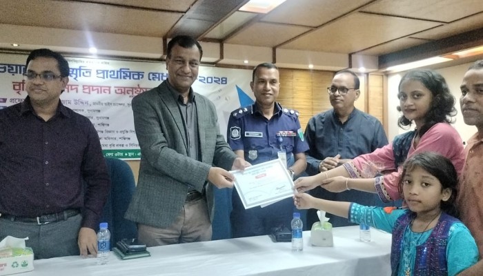 আব্দুন নূর চেয়ারম্যান স্মৃতি মেধাবৃত্তি প্রদান