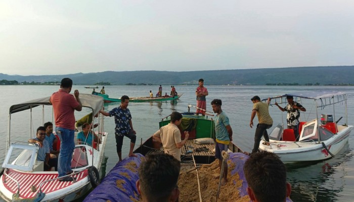 যাদুকাটা নদীতে ২৬ দিনে ৫৩ অভিযান, ২৩ জনকে দন্ড, বাজেয়াপ্ত ৮ নৌযান