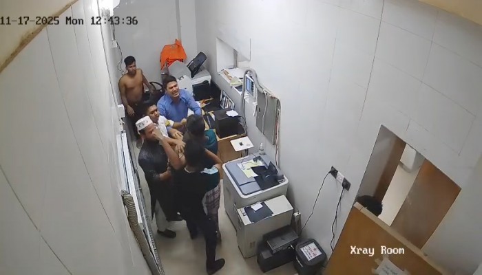 সদর হাসপাতালে ওয়ার্ড বয়কে মারধর