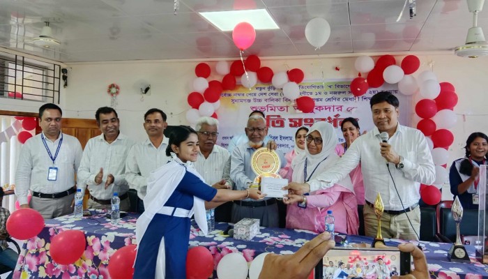 ‘নতুন কুঁড়ি’র চ্যাম্পিয়ন শুভমিতাকে নিজ বিদ্যালয়ের সংবর্ধনা