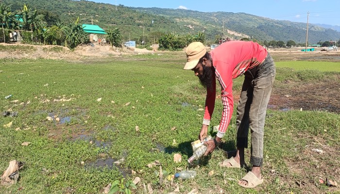 পর্যটকদের ফেলা প্লাস্টিক-পলিথিন-কাঁচের বোতলে ভরেছে হাওর, ব্যাহত কৃষিকাজ