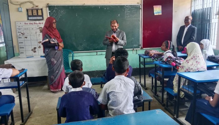 রাজগোবিন্দ সরকারি প্রাথমিক বিদ্যালয় পরিদর্শন করলেন জেলা প্রশাসক