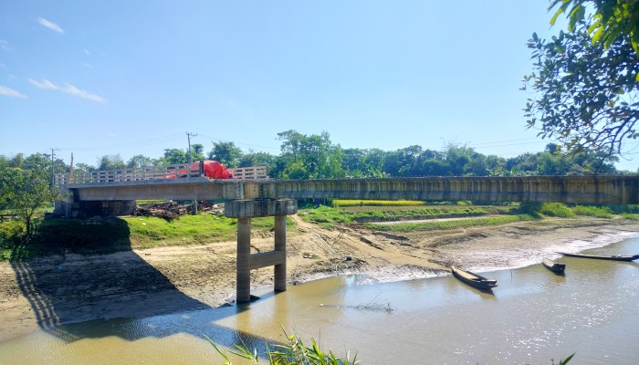 তিন বছরেও শেষ হয়নি খাসিয়ামারা সেতুর কাজ, দুর্ভোগে কয়েক হাজার মানুষ