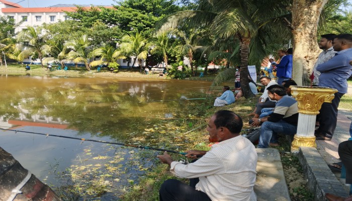 শান্তিগঞ্জে বড়শি দিয়ে মাছ ধরার উৎসব