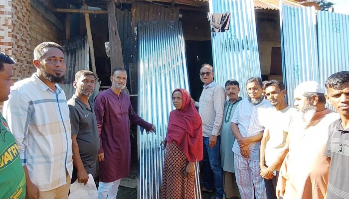 শান্তিগঞ্জে অগ্নিকান্ডে ক্ষতিগ্রস্তদের ঢেউটিন দিলেন কয়ছর এম আহমদ